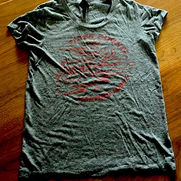 OBEY women’s vintage style SOFT Tshirt Tiger Pounce 🐅🐯🖤 - Picture 1 of 5